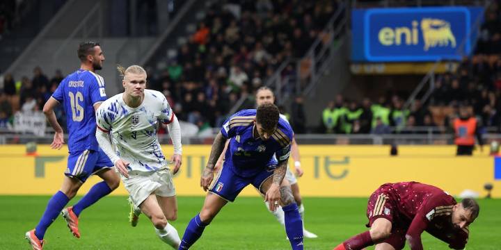 De la mano de Haaland, Noruega goleó 4-1 a Italia y disputará un Mundial tras 28 años: la Azzurra jugará el Repechaje