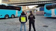 Pillan 'in fraganti' a dos hombres intentando arrancar una cadena de oro del cuello de un joven en la estación del Nord de Barcelona