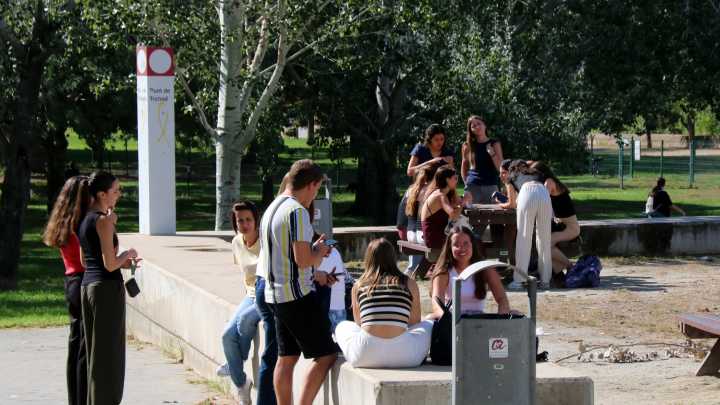 La brecha generacional en la democracia: solo el 36 % de los hombres jóvenes la prefiere como sistema de gobierno
