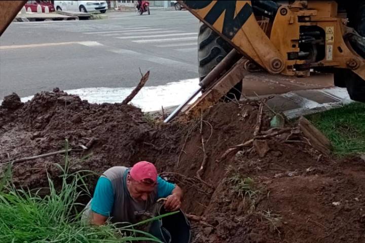 Finalizó la reparación del caño maestro en calle Churruarín y se normaliza el servicio