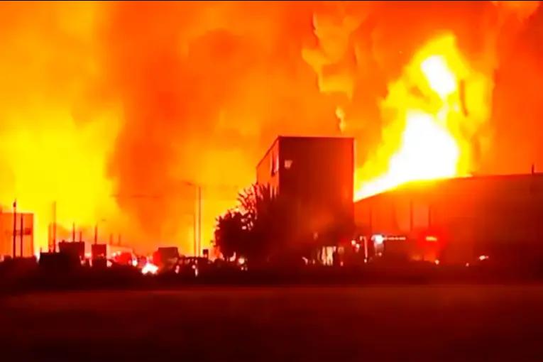 Alerta por los gases de la explosión en Ezeiza: recomiendan cerrar ventanas y no salir a la calle