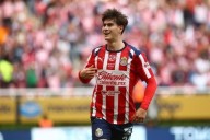 Festeja Chivas triunfo ante Rayados y el gol 12 de 'Hormiga'