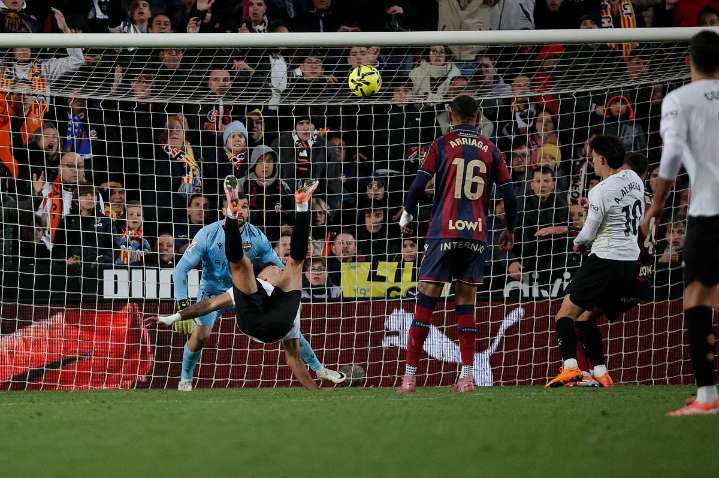 Una chilena de Hugo Duro resuelve para el Valencia un derbi en el que saltaron chispas