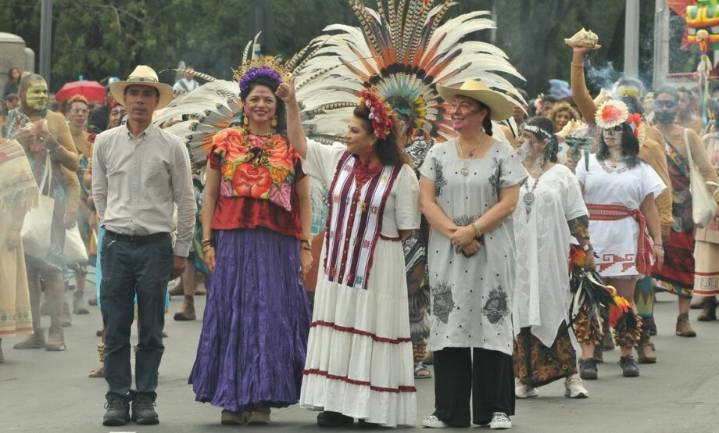 Tradición, color y memoria en la capital. Clara Brugada encabezó el desfile de Día de Muertos.