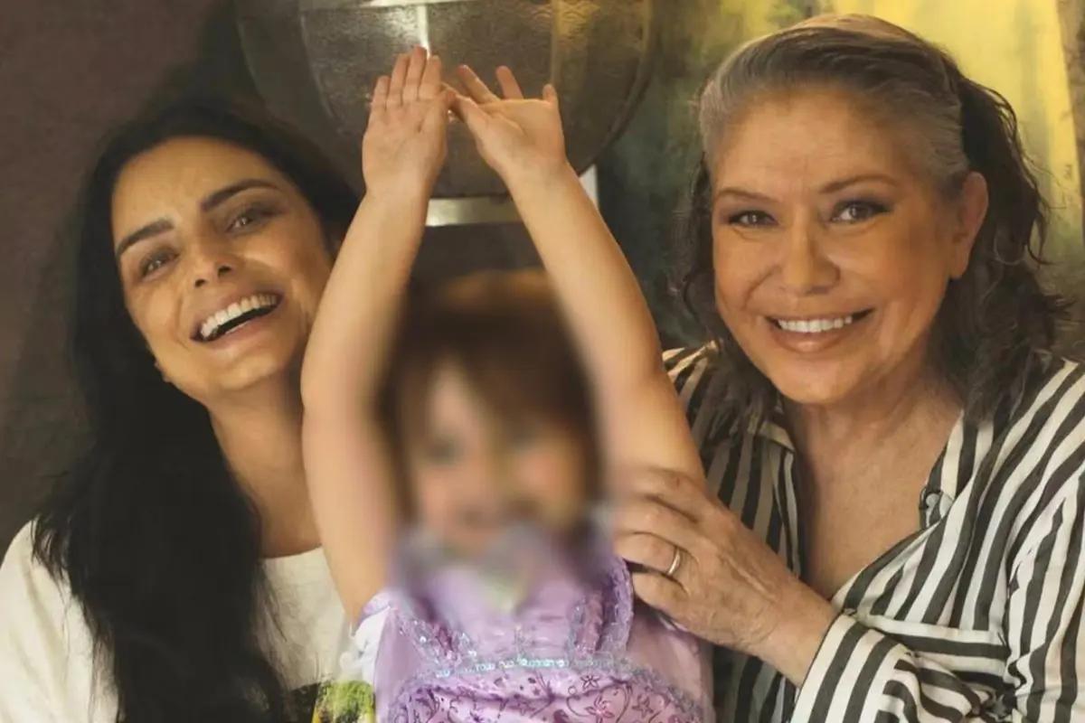 Aislinn Derbez agradece apoyo y explica cómo afronta la muerte de su mamá