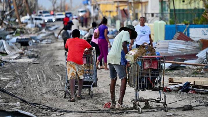 Habitantes de Jamaica buscan comida en las calles tras la devastación de Melissa