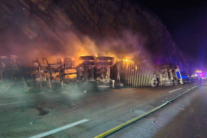 Tráiler termina envuelto en llamas tras accidente en Los Chorros