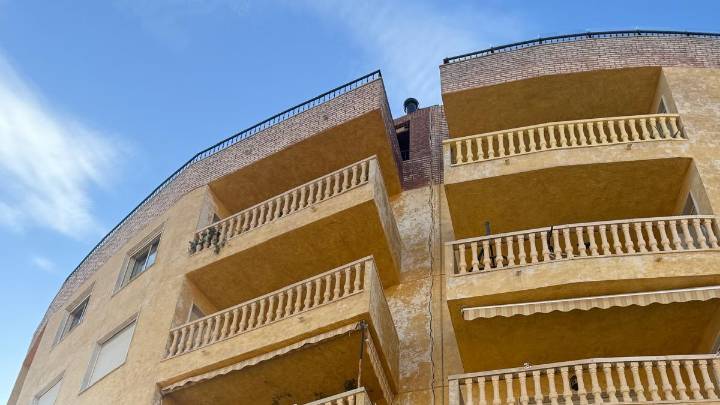 Vecinos afectados por una acequia mal sellada en Orihuela reclaman una solución más allá de "un parche"