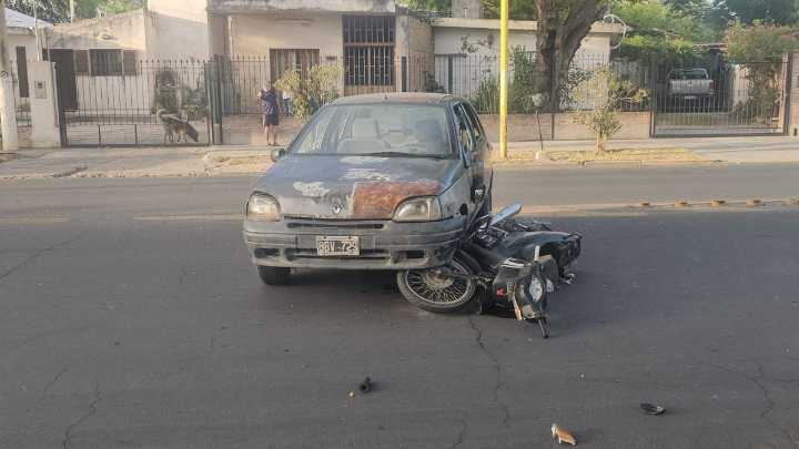 Un motociclista resultó herido tras un choque en Av. Acosta Villafañe