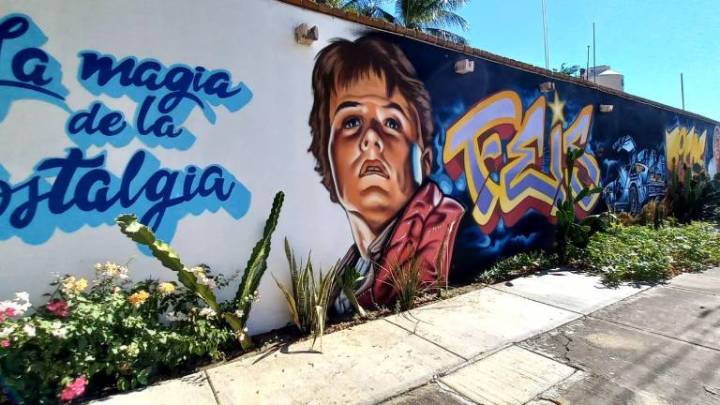 Da el Doctor Feis ‘cachetazo’ de nostalgia con mural de película Volver al futuro en la colonia Zapata