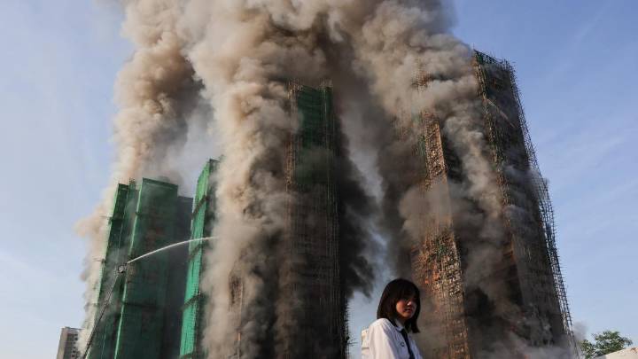 Un enorme incendio calcina todo un vecindario de Hong Kong y deja al menos 4 muertos