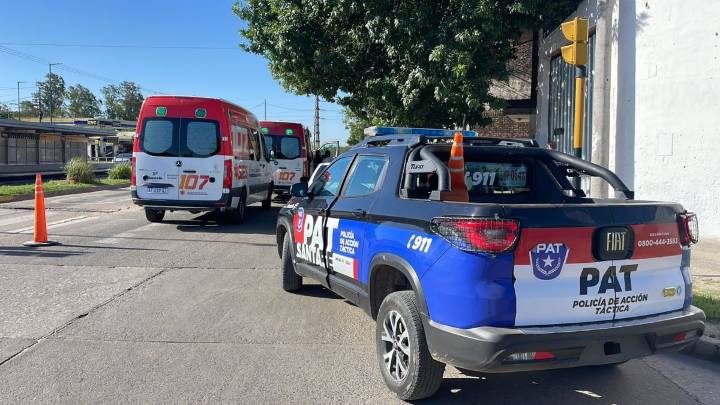 Accidente en Blas Parera: dos personas hospitalizadas tras el choque entre un auto y una moto