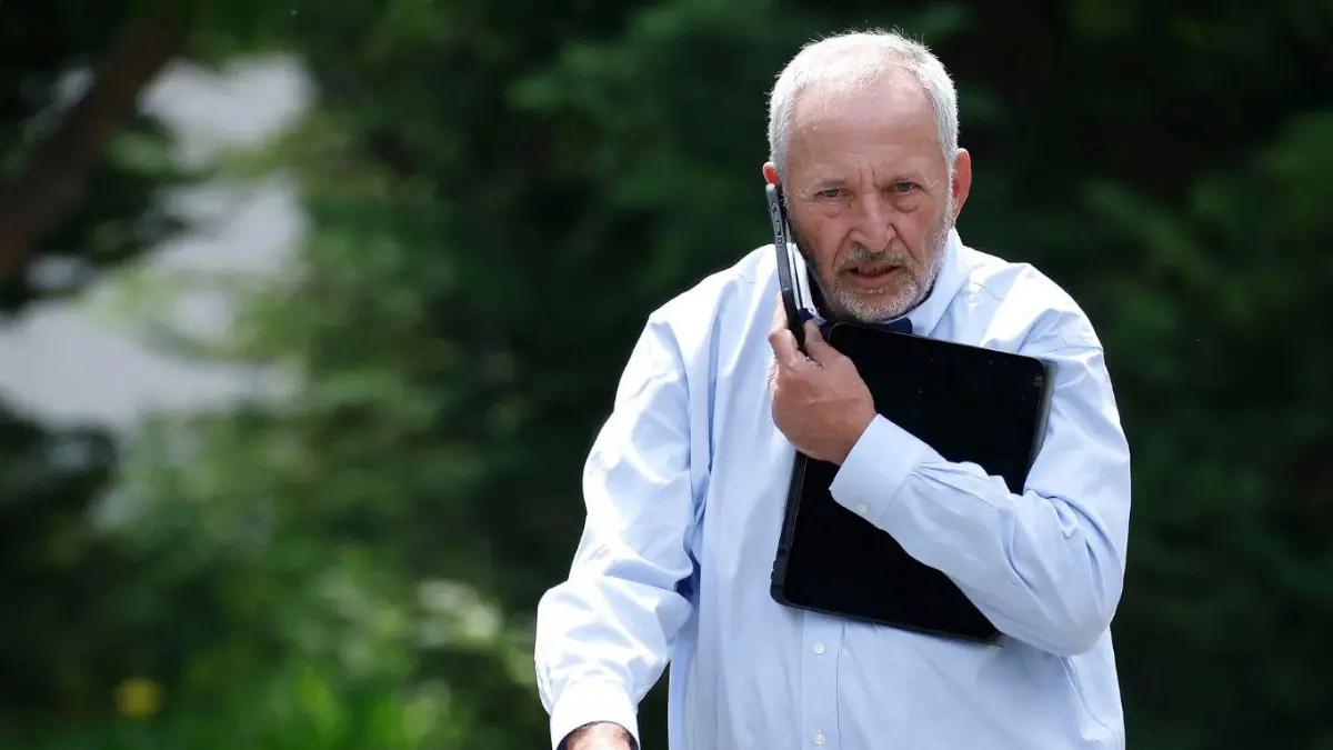 Exsecretario del Tesoro de EE. UU. anunció su retiro de la vida pública tras revelarse sus mensajes con Jeffrey Epstein