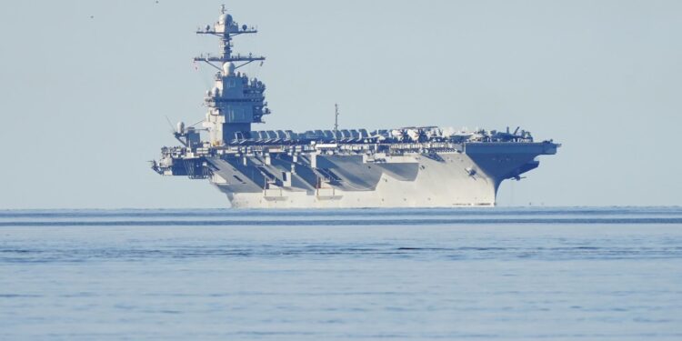 El portaaviones USS Gerald R. Ford cruza el Estrecho de Gibraltar rumbo al Caribe