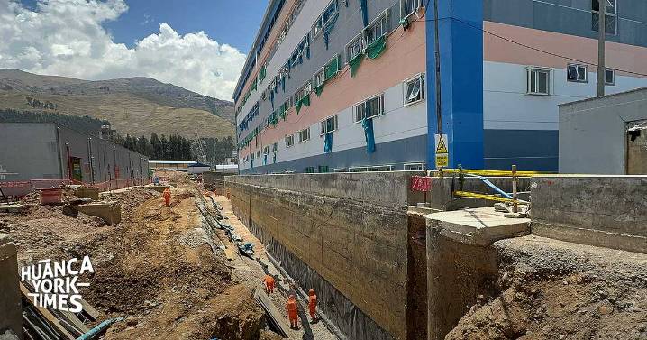 Hasta las ventanas fueron mal diseñadas para el nuevo hospital El Carmen, cuyo avance es del 42%