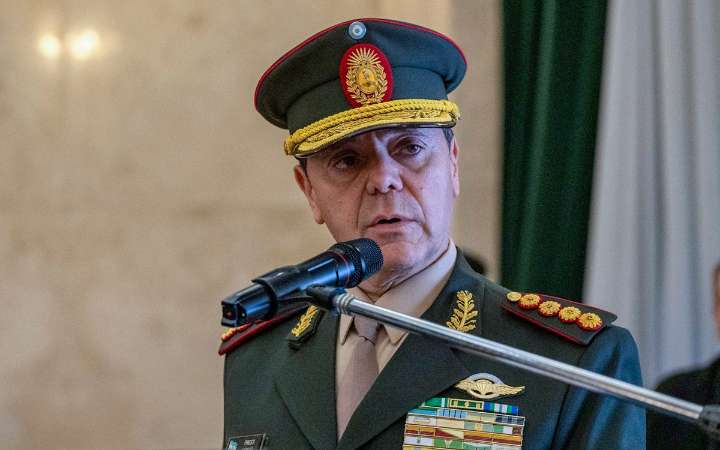 Milei nombra a un militar como ministro de Defensa por primera vez en democracia