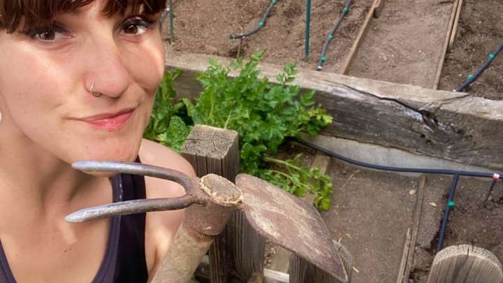 Rozalén, que cultiva su propio huerto, y la sorpresa que le ha dado la Fundación Dieta Mediterránea