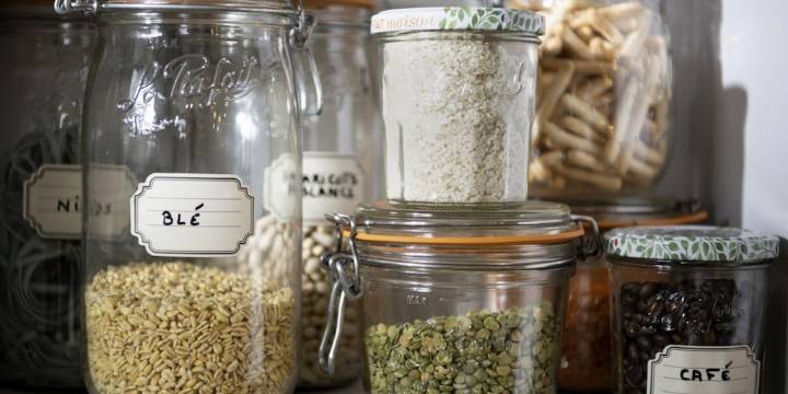 Cómo eliminar las etiquetas de plástico de los frascos de cristal de manera fácil y rápida