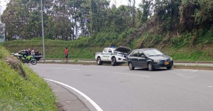 Patrulla de la Policía terminó sobre un separador en Manizales