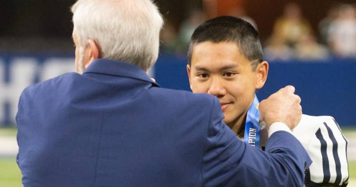 Bishop Dwenger kicker throws championship-winning touchdown in win over Roncalli