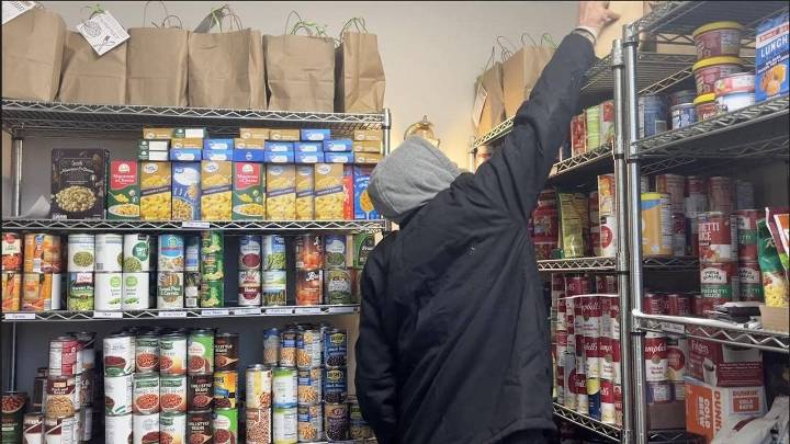 SNAP benefits halted as shutdown drags on, Illinois families brace for fallout