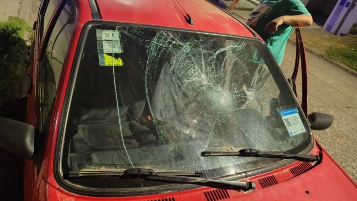 Rompió el parabrisas del auto de un vecino tras una discusión y terminó detenido