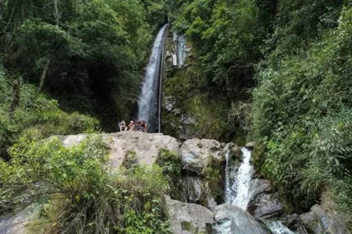 Turistas fueron atracados y retenidos por delincuentes en los Chorros de San Rafael, Calarcá