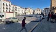 La pista de patinaje de la plaza Mayor de Cáceres ultima su montaje y comenzará a generar el hielo en las próximas horas