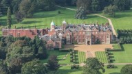 ¿Cómo es la gran finca Sandringham, el nuevo hogar de Andrés tras ser despojado de sus títulos?