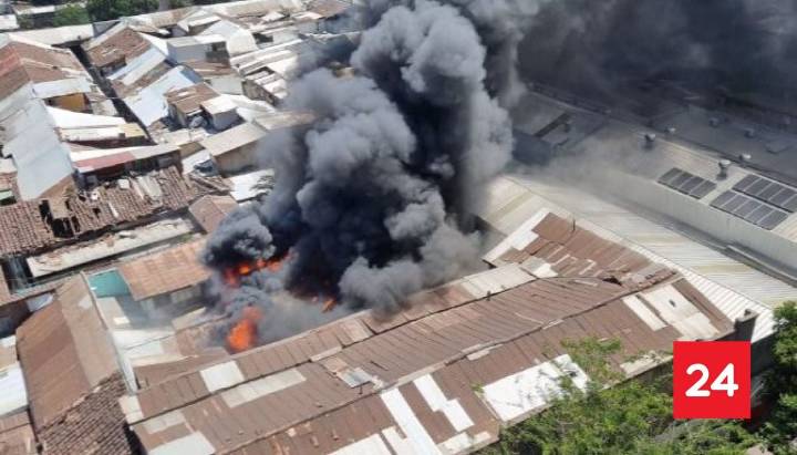 Gran incendio afecta locales y casas en Santiago Centro