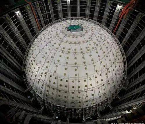 Esfera china bajo tierra detecta discrepancia en neutrinos
