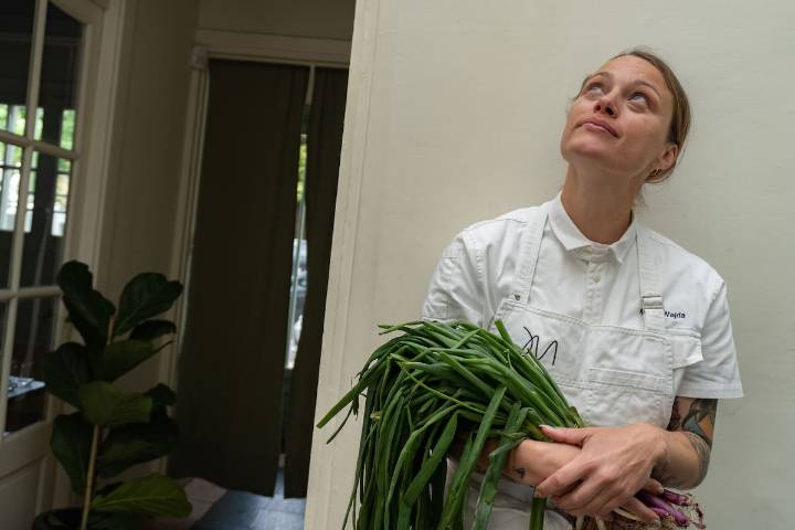 Fan de La Mezzetta. La artista polaca que llegó en 2022, compró una casa en Colegiales y abrió su propio restaurante