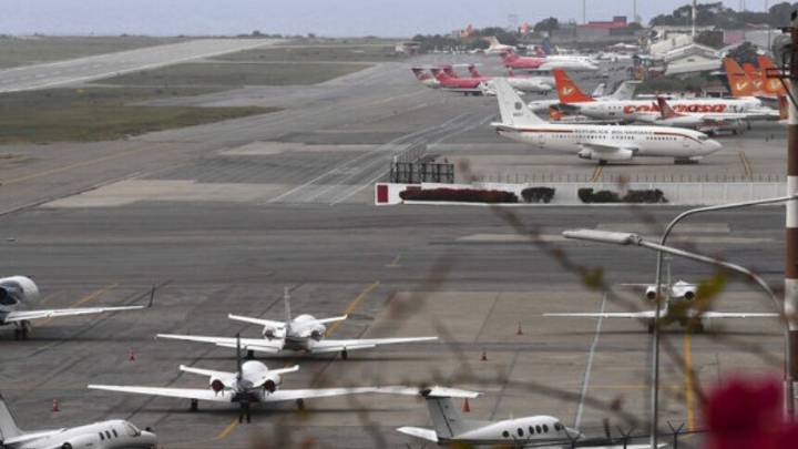 Venezuela da plazo a aerolíneas para reanudar operaciones este miércoles