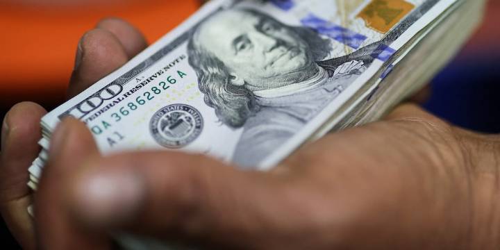 Jornada financiera: el dólar abrió la semana sin cambios y el riesgo país perforó los 600 puntos