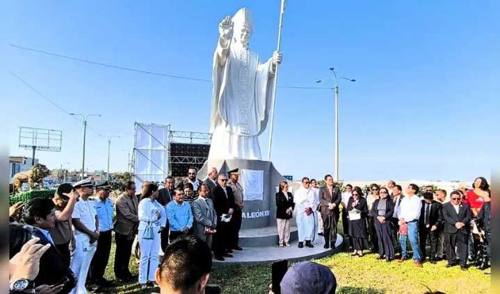 Chiclayo inaugura estatua de cinco metros en honor al papa León XIV