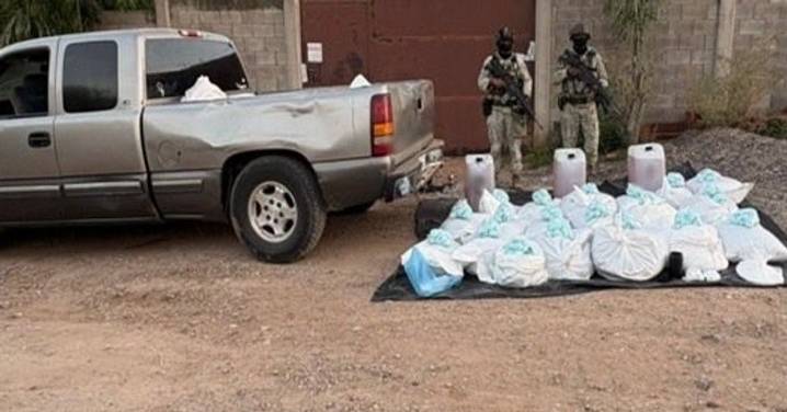 En Sinaloa detienen a menor y adulto con 10 mil pastillas de fentanilo y armas
