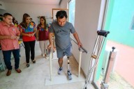 Gobernadora Mara Lezama y presidenta del DIF entregan prótesis a beneficiarios en Chetumal