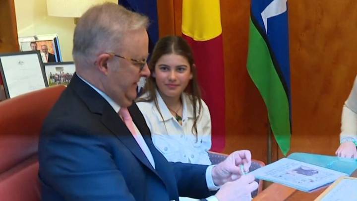 Girl shares her research with PM ahead of social media ban