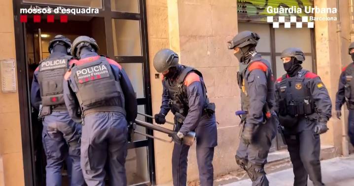 Las imágenes de la operación antidroga que ha movilizado a 200 policías en varios registros en Barcelona