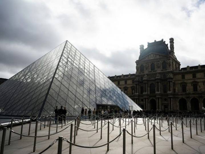 Louvre shuts gallery over ceiling safety fears