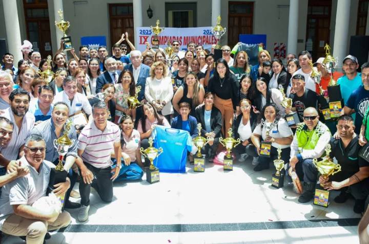 Se entregó los premios de las IX Olimpíadas Municipales a empleados de distintas reparticiones