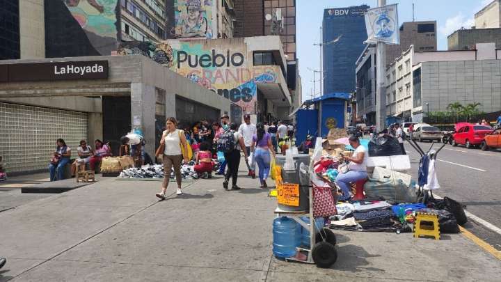 Buhoneros luchan por retomar espacios de La Hoyada entre multas y persecución policial