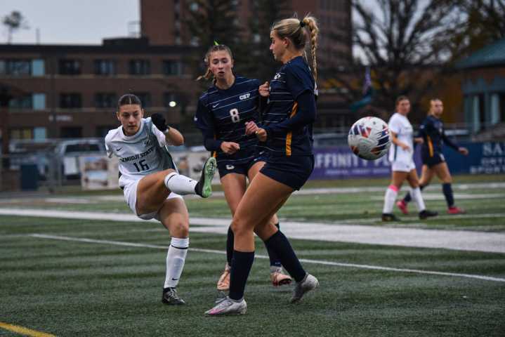 Beavers clinch home field in blowout win over Jimmies