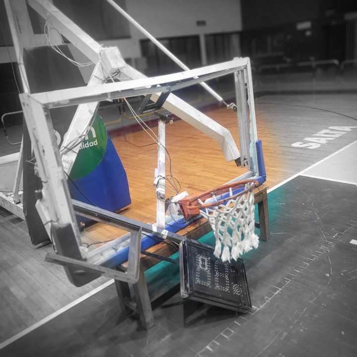 Repararán el tablero de básquet dañado en Orán con una donación empresarial