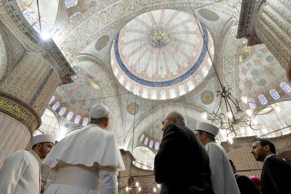 Papa León XIV visita la Mezquita Azul en Estambul sin realizar oración