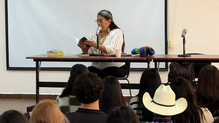 Escritora apache promueve el legado cultural de su tribu a través de la literatura