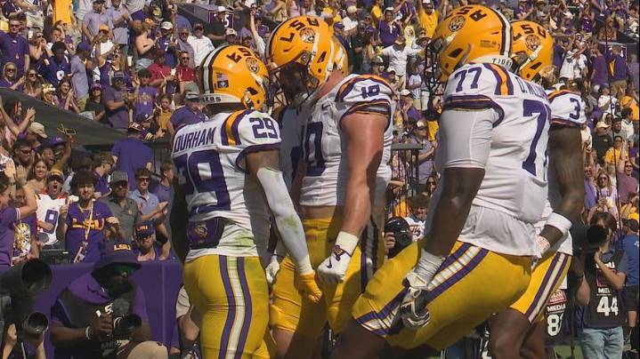 LSU trails Arkansas 22-16 to start the 4th quarter