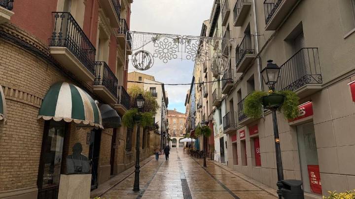 Huesca ilumina la Navidad con un despliegue de luces en casi 40 calles y plazas por toda la ciudad