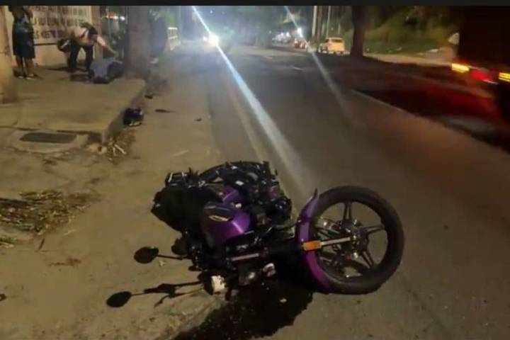 Motociclista fallece tras estrellarse contra un andén