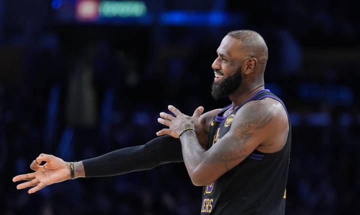 LeBron James debuta en su histórica temporada número 23 en la NBA